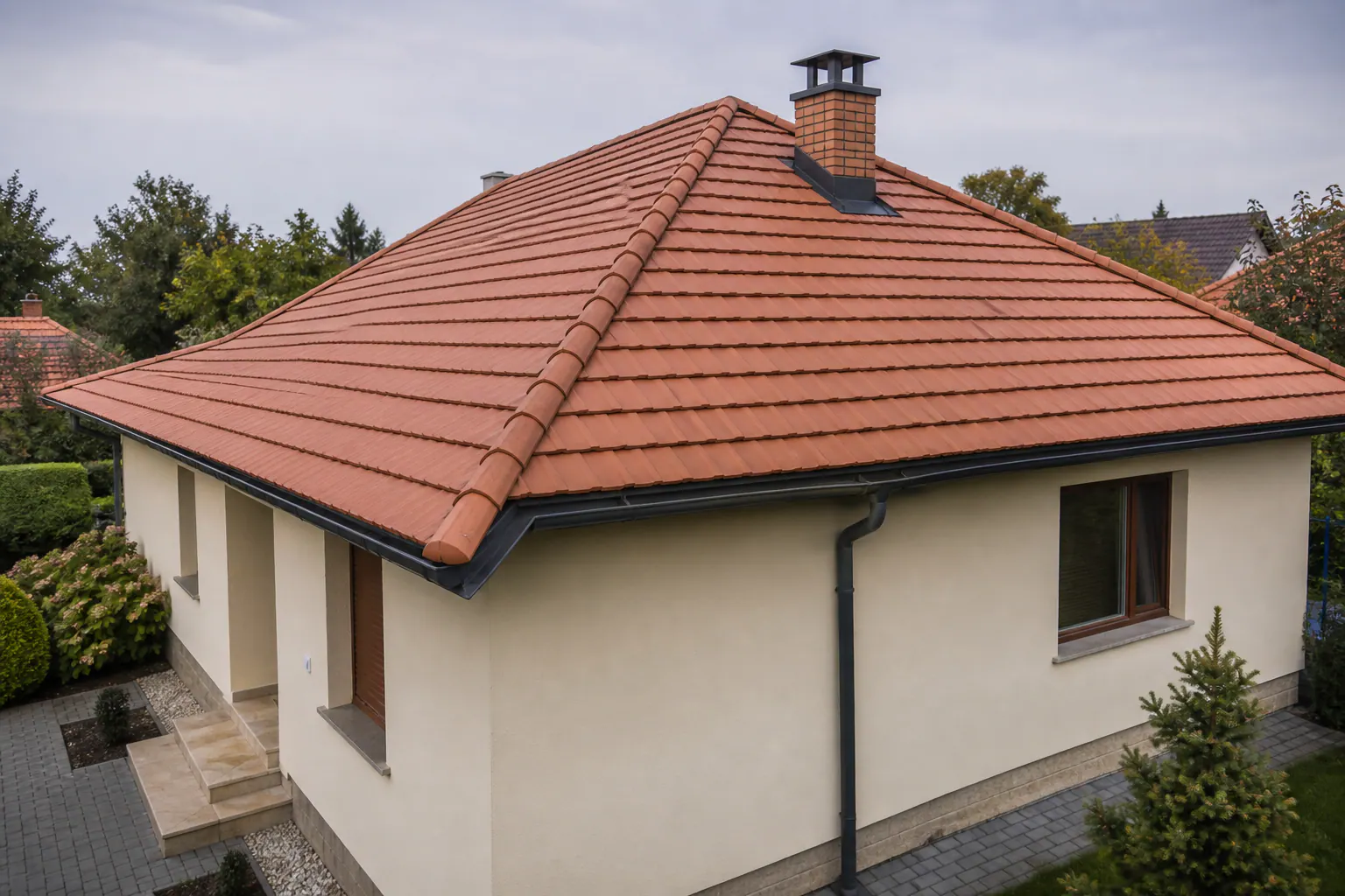 Felújított családi ház új terrakotta cserépfedéssel